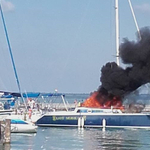 Fotók: Lángoló vitorlást oltottak a tűzoltók a Balatonon