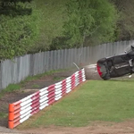 Ezt a Renault Cliót csúnány összetörték a Nürburgringen – videó