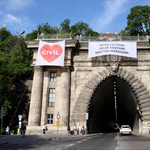 Molinóval akcióztak a civilek a Váralagútnál, tiltakoztak a kormány törvénytervezete ellen