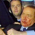 Fém szuvenírt vágtak Berlusconi arcába - videó