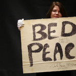 Bed Peace - Lennon és Yoko Ono hálószoba plakátja 35,5 millióért kelt el