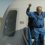 Úgy szállt ki az űrhajóból a 90 éves bácsi, mint akinek ez a napi rutin (videóval)