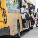 Új szabályok a Volánbusznál: a bérletesek hátul szállnak fel, a sofőr nem nyúlhat a csomagokhoz