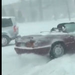 Az amerikai utak új hőse a férfi, aki Mercedes kabrióban autózott a hóviharban – videó