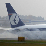 Fotó: kényszerleszállás Varsóban: a hasán csúszott egy Boeing