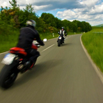 A bukósisak mellett más védőfelszerelés is kötelező lehet a motorosoknak