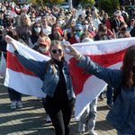 Újra tízezrek vonultak a belarusz utcákra, 77 tüntetőt vettek őrizetbe