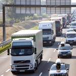 Túlterhelt teherautókra vadásznak hétfőn az M1-esen, ezért lehet dugó