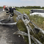 Szalagkorlátot tépett és felborult egy busz az M3-ason - 22 sérült