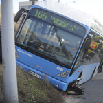 Fotók: Rendesen összetört a balesetet szenvedett 166-os busz