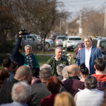 Dedikálva kapta vissza Orbán szolgálati székét Margit néni