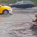 Akkora vihar volt Bukarestben, hogy a főút közepére ült ki pecázni egy férfi – videó