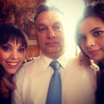 Fotó: Orbán selfie-t nyomott a lányaival