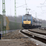 Több százan vesztegeltek a nyílt pályán a balatoni vasútvonalon péntek este, de a győri, pécsi járatok is áldozatául estek a viharnak