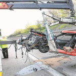 Ennyi marad a Ferrariból, ha 300-nál eldurran egy kerék - fotók