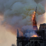 Párizs döbbenten figyeli, ahogy lángok mardossák a Notre-Dame-ot – olvasónk videója