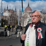 "Hagyó, talicskatoló" - tüntetők kiabáltak a zászlófelvonásnál