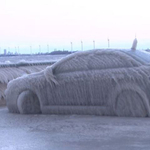 Na, ezért nem szabad télen egy tó partján parkolni – videó