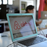 Óriási bakival vágja maga alatt a fát az Airbnb