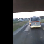 Két buszsofőr versenyzett a 83-as főúton, az egyik videóra vette