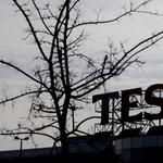 Késsel támadt egy Tesco biztonsági őreire egy férfi