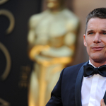 Ukrajnába küldené Ferenc pápát Ethan Hawke