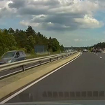 Őrült előzés a 8-ason: a padkán kerülte a sort a motoros