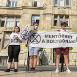 A Pénzügyminisztérium előtt tüntettek az Extinction Rebellion aktivistái