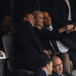 Fotó: Obama és Cameron nyomott egy selfie-t Mandela búcsúztatóján