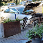 Videón a BMW-s manővere, aki felhajtott egy kávézó teraszára az Üllőin