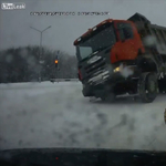 Ilyen, amikor kamiont borít fel egy fiatal lány – videó