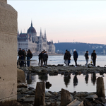 Képek: turisták nyüzsögnek az apadó Duna medrében Budapesten