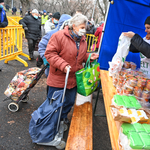 Naponta ezer adag meleg ételt osztanak ki rászorulóknak a Népligetben – képekkel