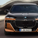 Biturbó V12 helyett két villanymotor: 660 lóerővel itt az új BMW i7 M70