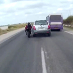 Ilyen egy igazán vérfagyasztó motoros előzés – videó