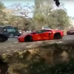 Kővel dobáltak meg egy Lamborghini Aventadort és egy Ferrari 458 Spidert – videó