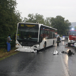 Fotók: Felismerhetetlenre törte a Polót a dobogókői busz