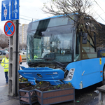 Busz ütközött két autóval az Üllői úton, több fa is kidőlt