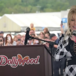 Dollármilliókkal segíti Dolly Parton a Helene hurrikán károsultjait, még egy slágerét is átköltötte