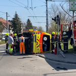 Mentőautót borított fel egy rendszám nélkül hajtó audis