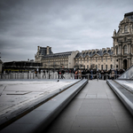 Bombariadó miatt kiürítették Louvre-t