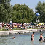 Balatonalmádiban megnyílt az első strandkönyvtár