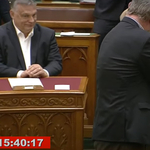 Orbán és Gulyás is szemlesütve nézte, ahogy Ráczné Földi Juditnak gratulált a mandátumához Gyurcsány