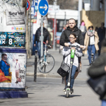 Nagy gondban a közösségi rollerezés, de már látják a megoldást