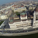 Videó: Drón repdesett a Parlamentnél a mit sem sejtő turisták feje felett