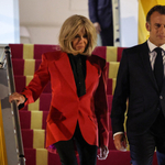 A Macron házaspár incselkedésén viccelődik a Ryanair
