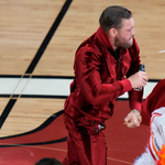 Conor McGregor ütései miatt a Miami Heat kabalafigurája a sürgősségire került