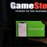 Újra kereskedhetnek GameStop-részvényekkel kedvenc alkalmazásukon a Reddit brókerei