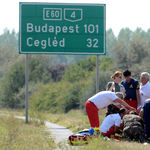 Ejtőernyős baleset: egy kék teherautót vizsgálnak a rendőrök