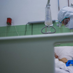 „Egyre többször fordul a halottaskocsi” – kórházi dolgozók mesélték el, mi megy náluk
